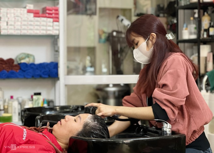 Nhân viên một tiệm gội đầu ở Cầu Giấy. Ảnh: Hồng Chiêu