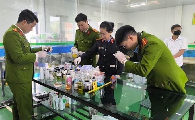 Cơ quan công an khám xét công ty cổ phần dược BMP. Ảnh: Công an cung cấp