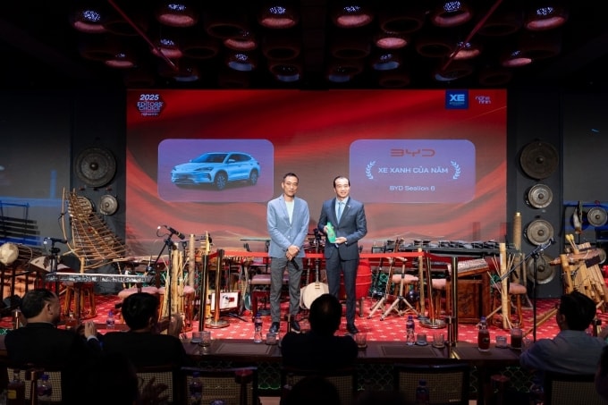 Đại diện BYD Việt Nam (phải) nhận giải thưởng tại một sự kiện. Ảnh: BYD