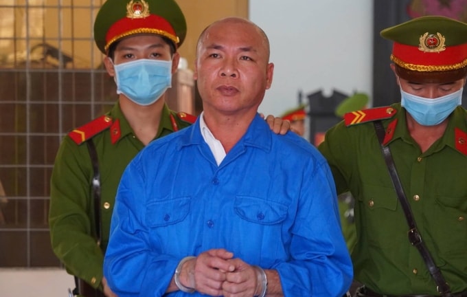 Bị cáo Nguyễn Đức Tín bị dẫn giải về trại giam. Ảnh: Hoàng Nam