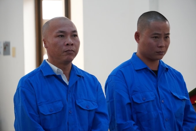Nguyễn Đức Tín (trái) và Lương Văn Quốc tại tòa. Ảnh: Hoàng Nam