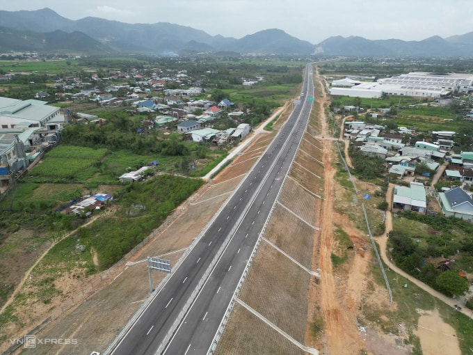 Cao tốc Hoài Nhơn - Quy Nhơn, đoạn qua phường Bình Định, tỉnh Gia Lai. Ảnh: Trần Hóa