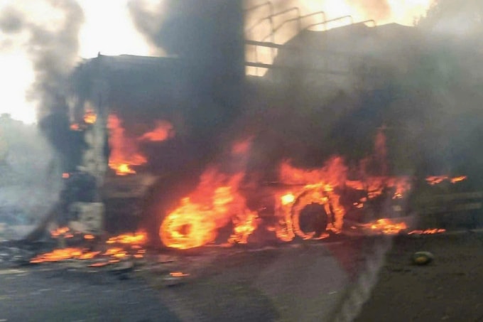 Xe tải bốc cháy ngùn ngụt trên cao tốc. Ảnh: Thái Hà