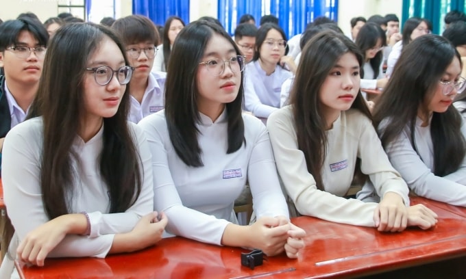 Học sinh trường THPT Nguyễn Hữu Huân trong lễ ra quân dự thi học sinh giỏi cấp thành phố, tháng 9/2025. Ảnh: THPT Nguyễn Hữu Huân