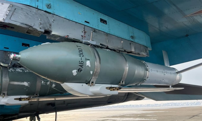 Bom lượn UMPB-5 được chế tạo trên cơ sở FAB-500T lắp dưới cánh Su-34 trong ảnh công bố ngày 9/2. Ảnh: Osvedomitel