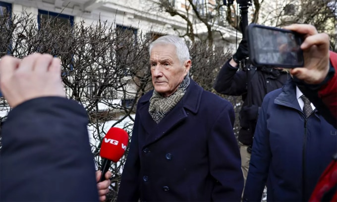 Cựu thủ tướng Thorbjoern Jagland rời nhà riêng tại Oslo ngày 12/2. Ảnh: Dagbladet