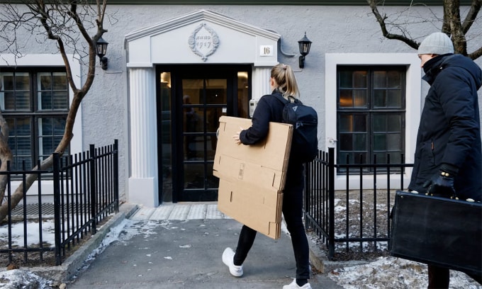 Điều tra viên mang thùng giấy vào nhà riêng cựu thủ tướng Jagland tại Oslo ngày 12/2. Ảnh: Dagens Naeringsliv