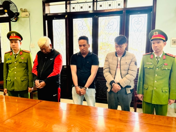 Nguyễn Hải Sinh cùng đồng phạm tại cơ quan điều tra. Ảnh: Hồng Nhung