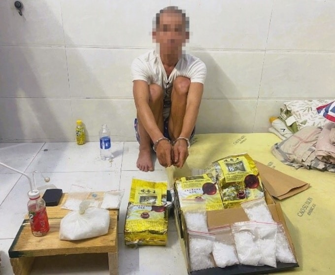 Nghi can cầm đầu cùng tang vật thu giữ. Ảnh: Thái Hà