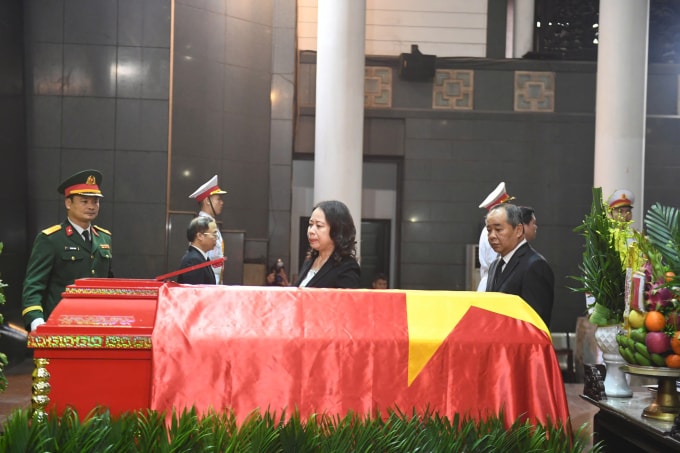 Phó chủ tịch nước Võ Thị Ánh Xuân dẫn đầu đoàn Chủ tịch nước viếng nguyên Phó chủ tịch Hội đồng Bộ trưởng Đoàn Duy Thành. Ảnh: Nguyên Phong