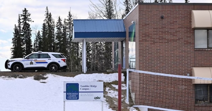 Xe cảnh sát đỗ bên ngoài hiện trường vụ xả súng ở trung học Tumbler Ridge, tỉnh British Columbia, Canada, ngày 11/2. Ảnh: Reuters