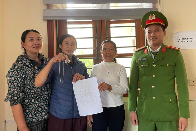 Bà Lý (thứ hai từ phải sang), nhận lại tài sản, chiều 12/2. Ảnh: Hùng Lê