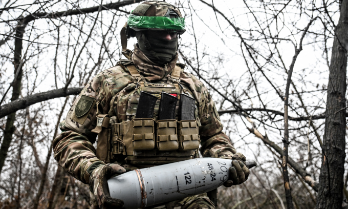 Binh sĩ Ukraine cầm đạn pháo 122 mm gần thành phố Pokrovsk ở tỉnh Donetsk hồi tháng 11/2025. Ảnh: AFP