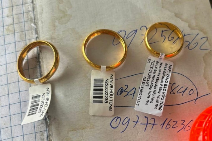 Nhẫn vàng đựng trong túi xách của bà Lý. Ảnh: Hùng Lê