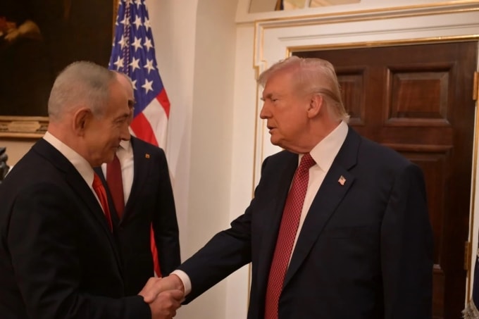 Tổng thống Mỹ Donald Trump (phải) bắt tay Thủ tướng Israel Benjamin Netanyahu tại Nhà Trắng ngày 11/2. Ảnh: Times of Israel
