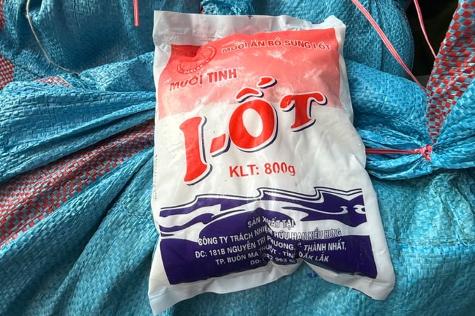 Gói muối I ốt giả sau khi đã thành phẩm. Ảnh: Ngọc Oanh