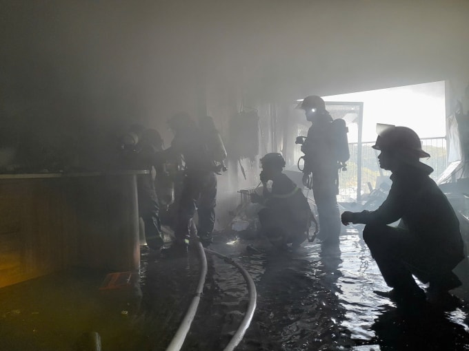 Cảnh sát PCCC tiến vào trong nhà dập lửa. Ảnh: Minh Bằng