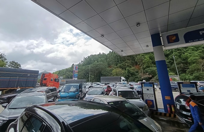 Nhiều ôtô tấp vào cây xăng để nghỉ ngơi, tránh kẹt xe. Ảnh: Ngọc Oanh