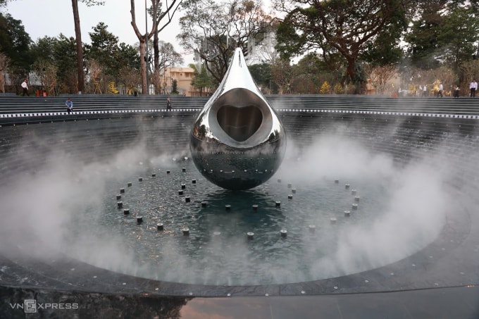 Biểu tượng Giọt nước, tâm điểm của Công viên tưởng niệm nạn nhân Covid-19, chiều 12/2. Ảnh: Quỳnh Trần