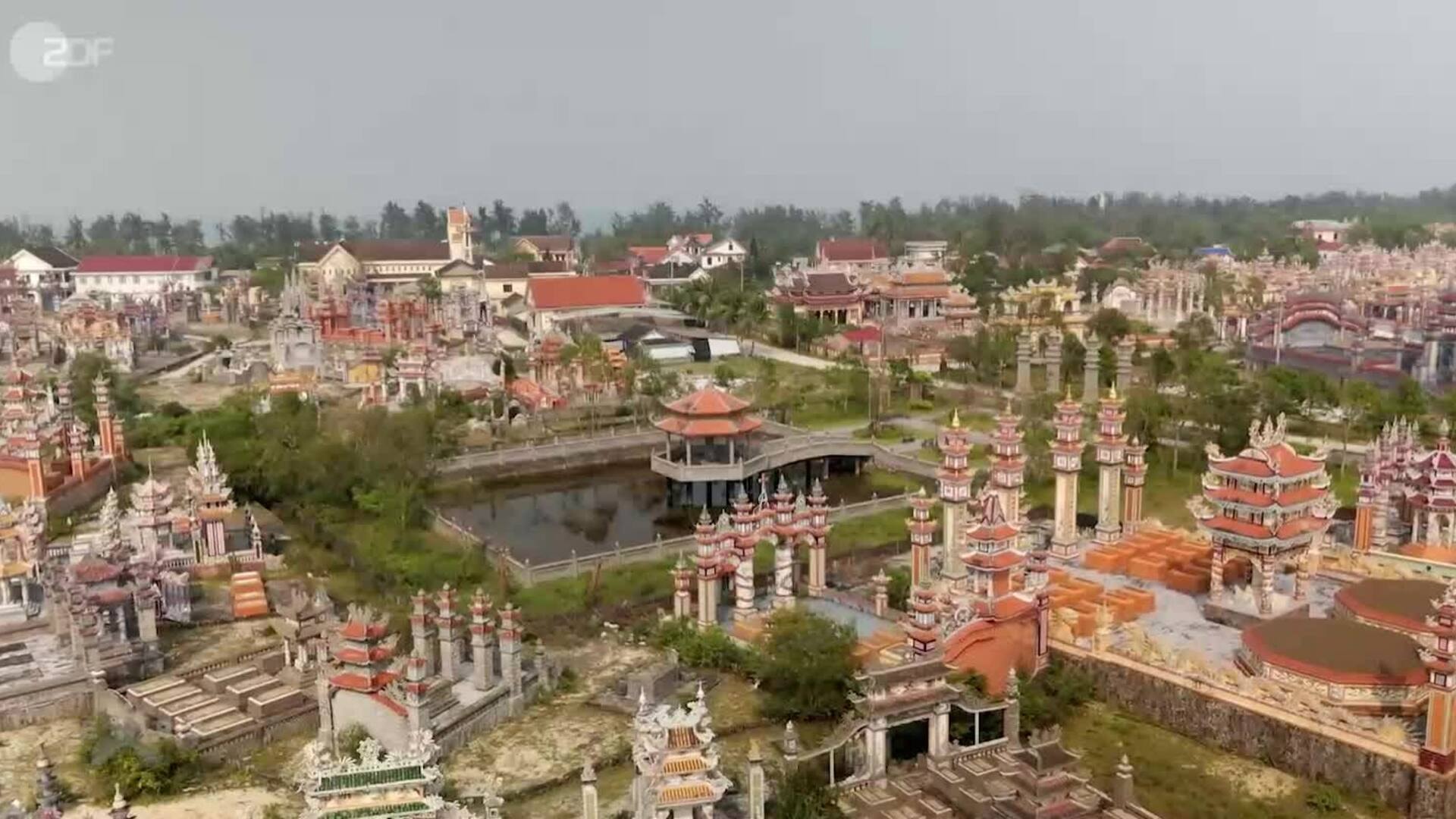 Khách Tây thỏa lòng xem nghĩa trang Việt Nam