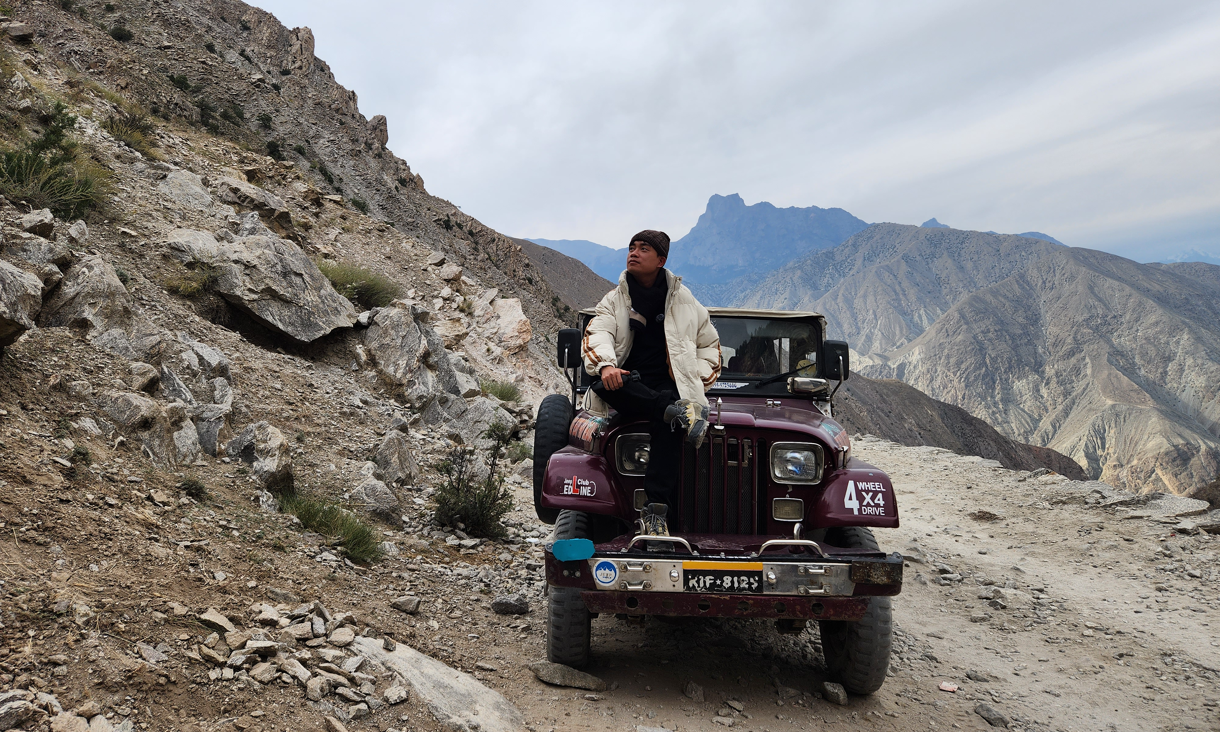 Du khách Việt vượt cung đường hiểm trở bậc nhất thế giới