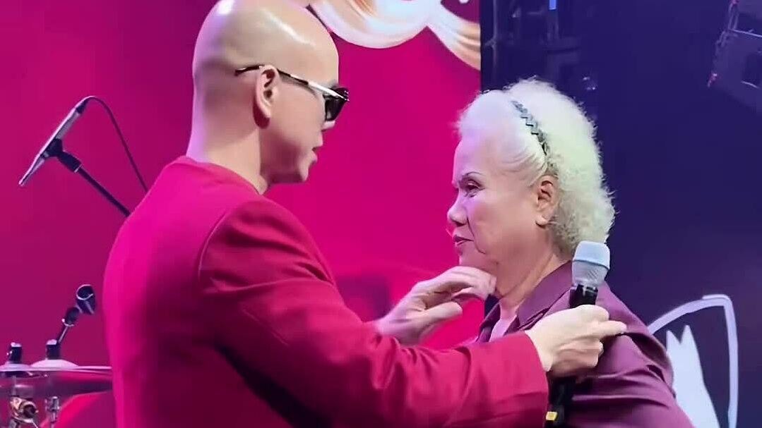 Mẹ 80 tuổi chúc mừng Phan Đinh Tùng ra nhạc