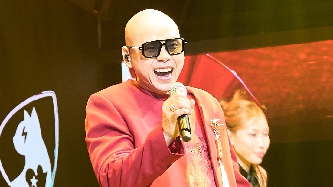 Phan Đinh Tùng hát ca khúc 