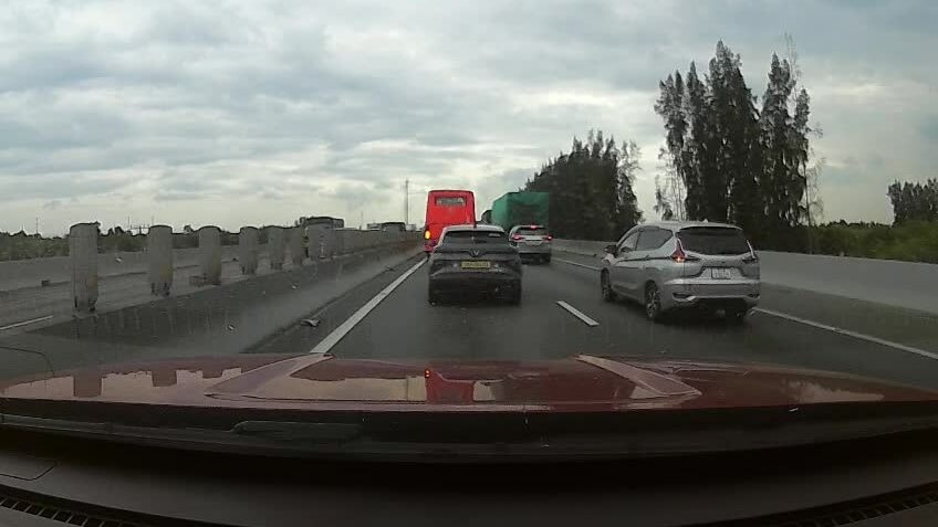 Những lưu ý khi bám đuôi xe điện