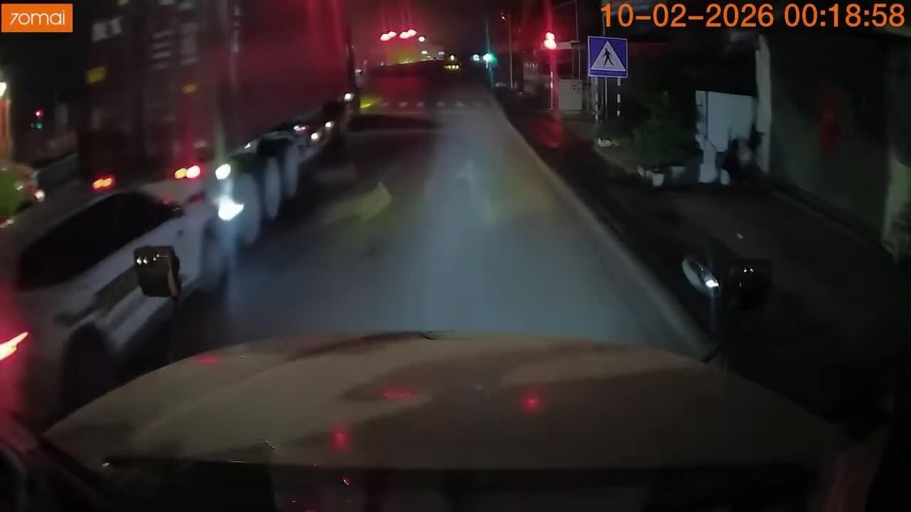 Xe con tự húc mạnh vào đuôi xe tải