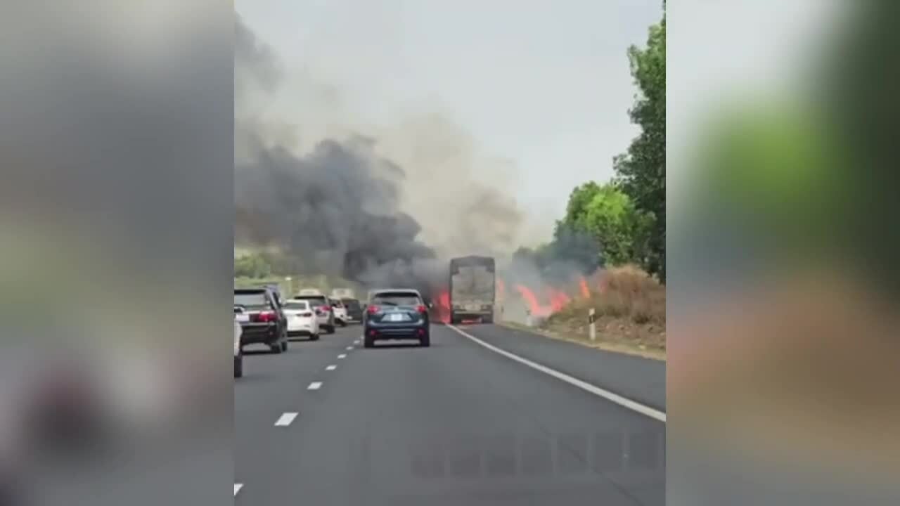 Cháy xe tải trên cao tốc Phan Thiết - Dầu Giây, giao thông ùn ứ