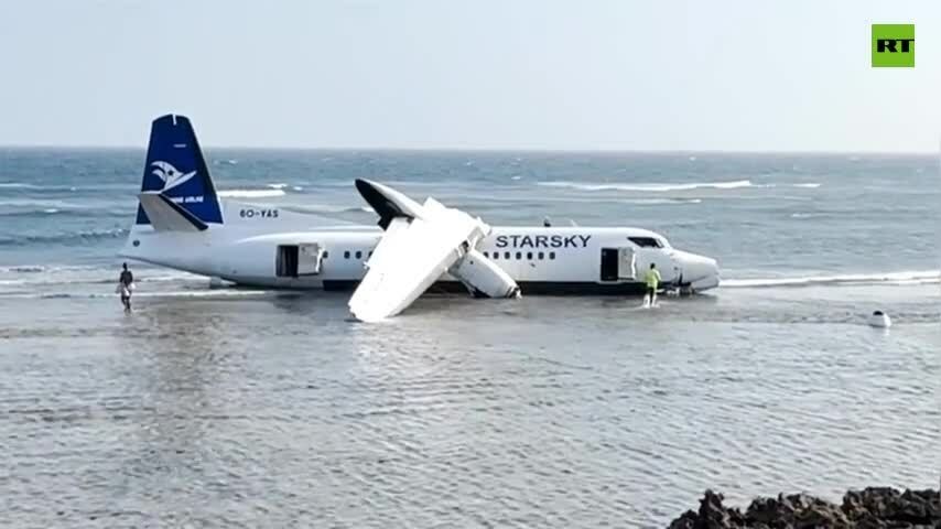 Máy bay chở khách trượt khỏi đường băng, lao ra biển