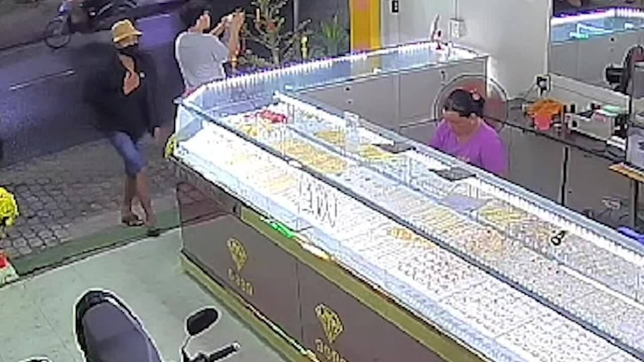 Video cướp giật tiệm vàng