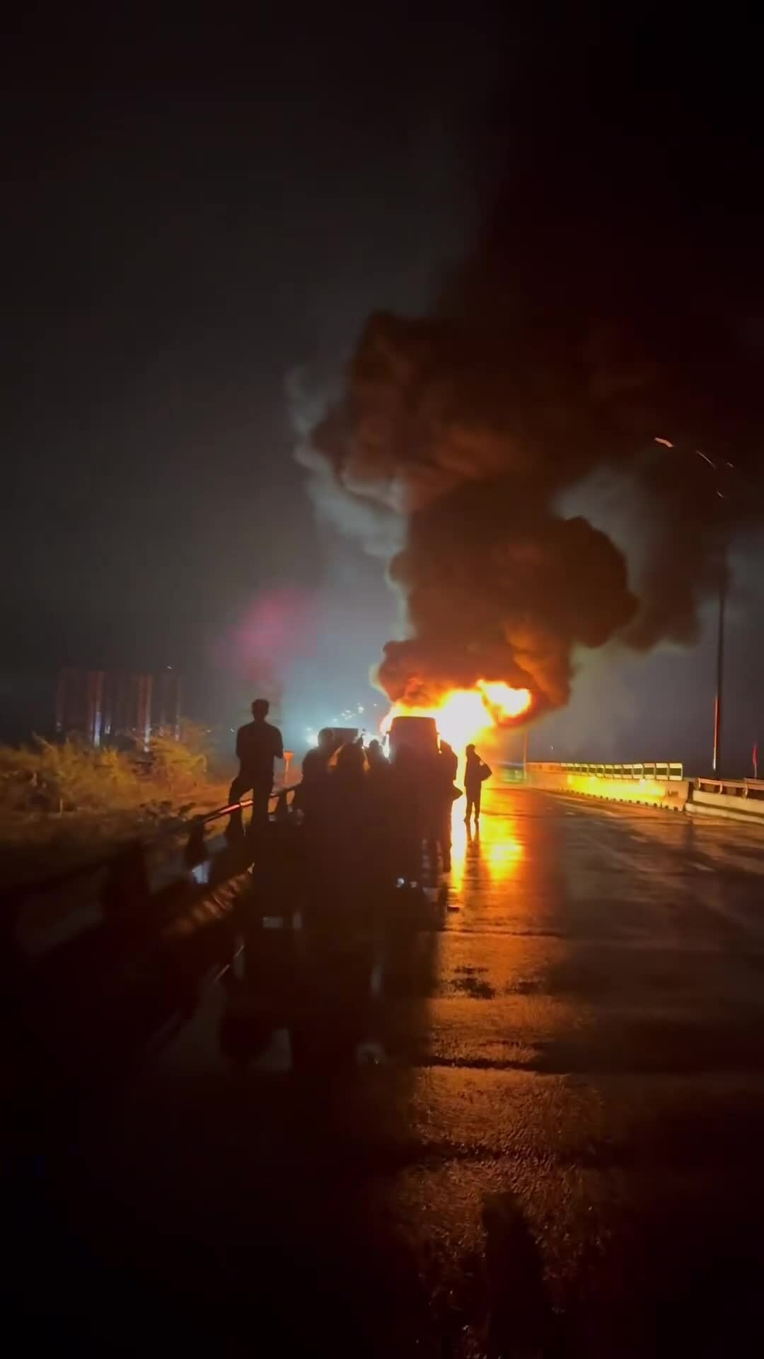 Xe khách chở 34 người cháy ngùn ngụt trên quốc lộ