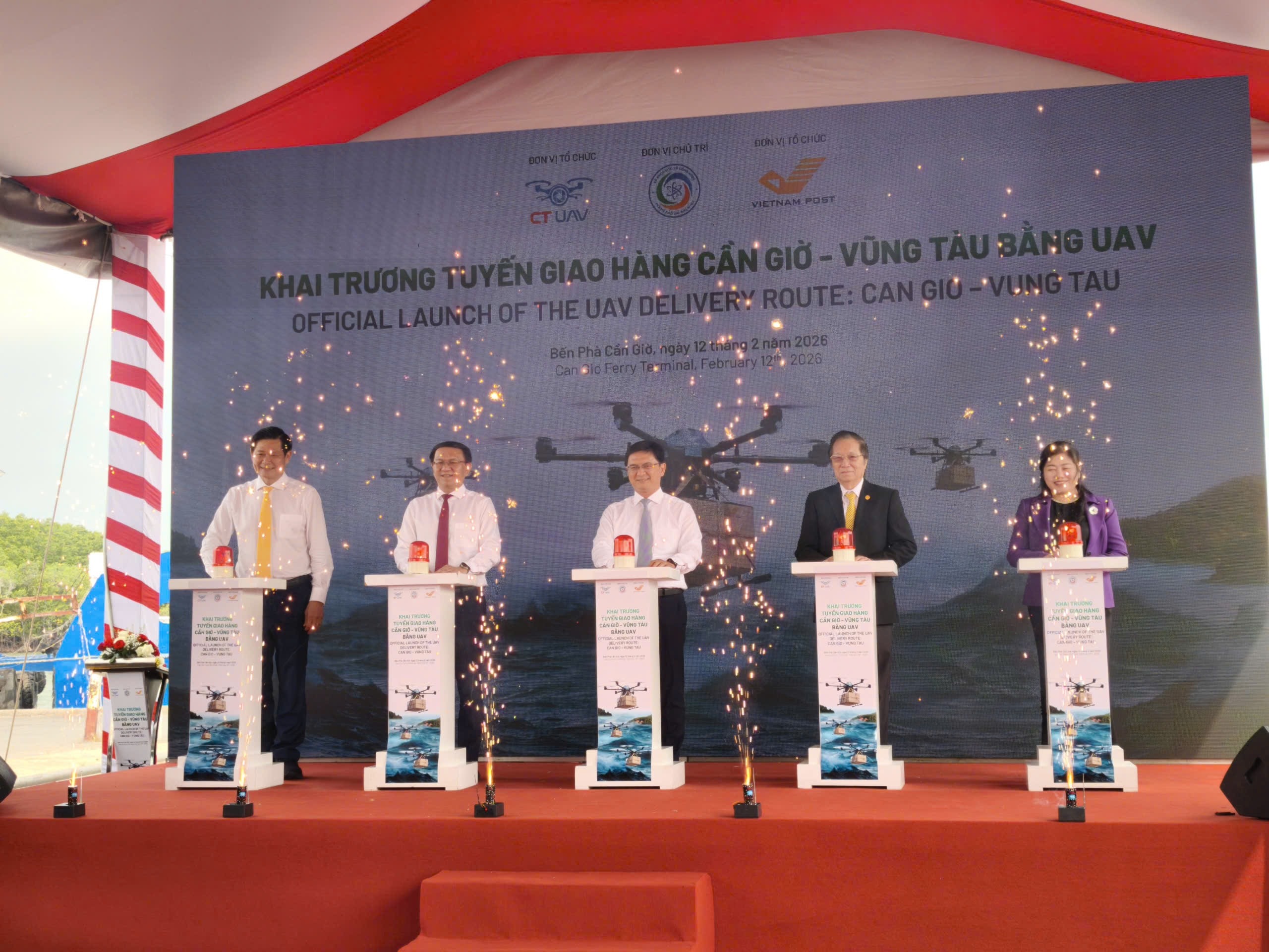 TPHCM khai trương tuyến giao hàng xuyên biển Cần Giờ - Vũng Tàu bằng UAV - Ảnh 1.