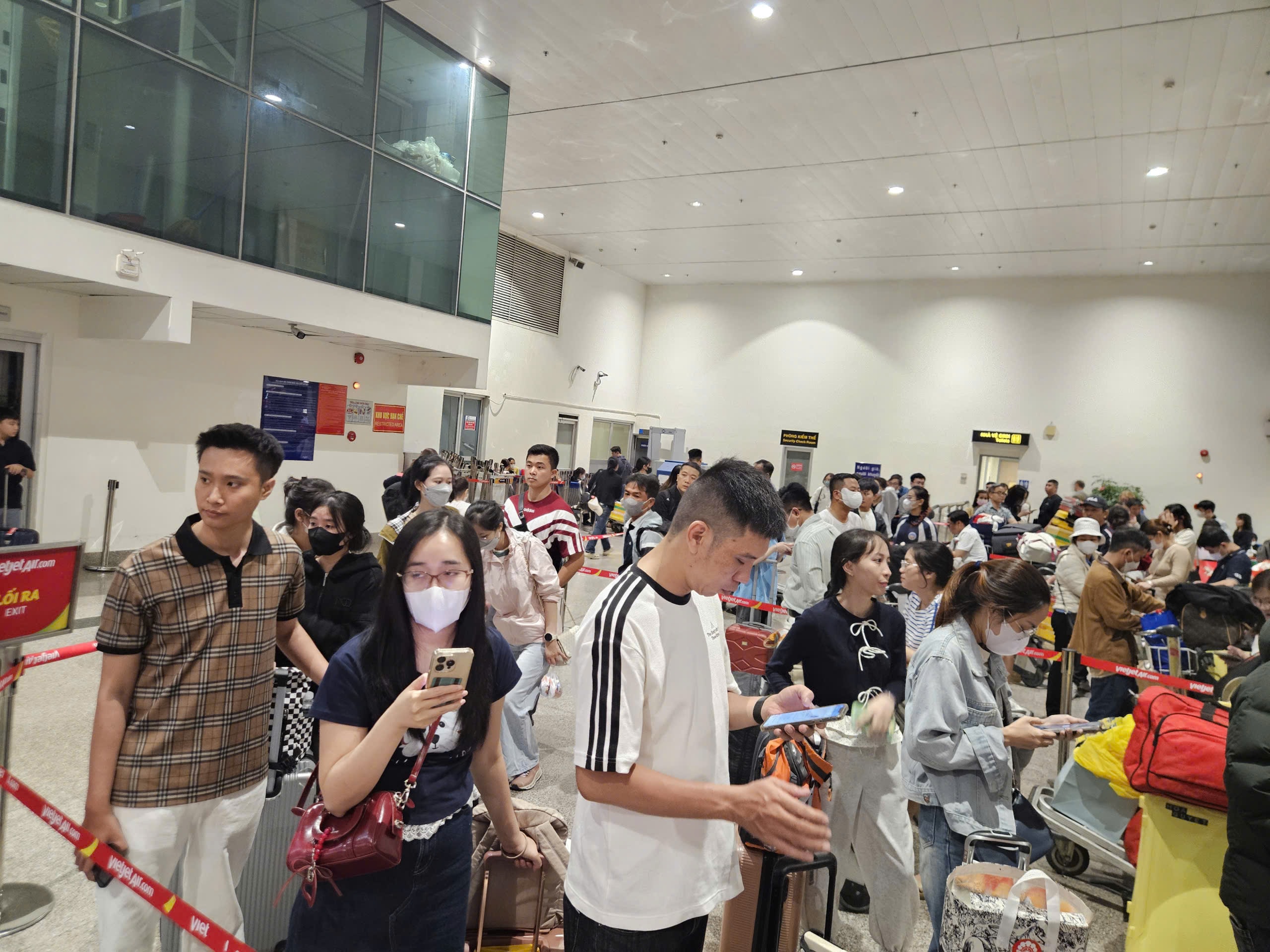Khách ùn ùn tại sân bay Tân Sơn Nhất về quê dịp Tết 2026 - Ảnh 3.