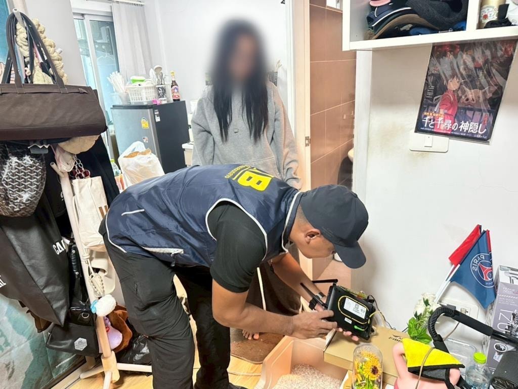 Cảnh sát Thái Lan điều tra tại nhà riêng của Naphat Warasin