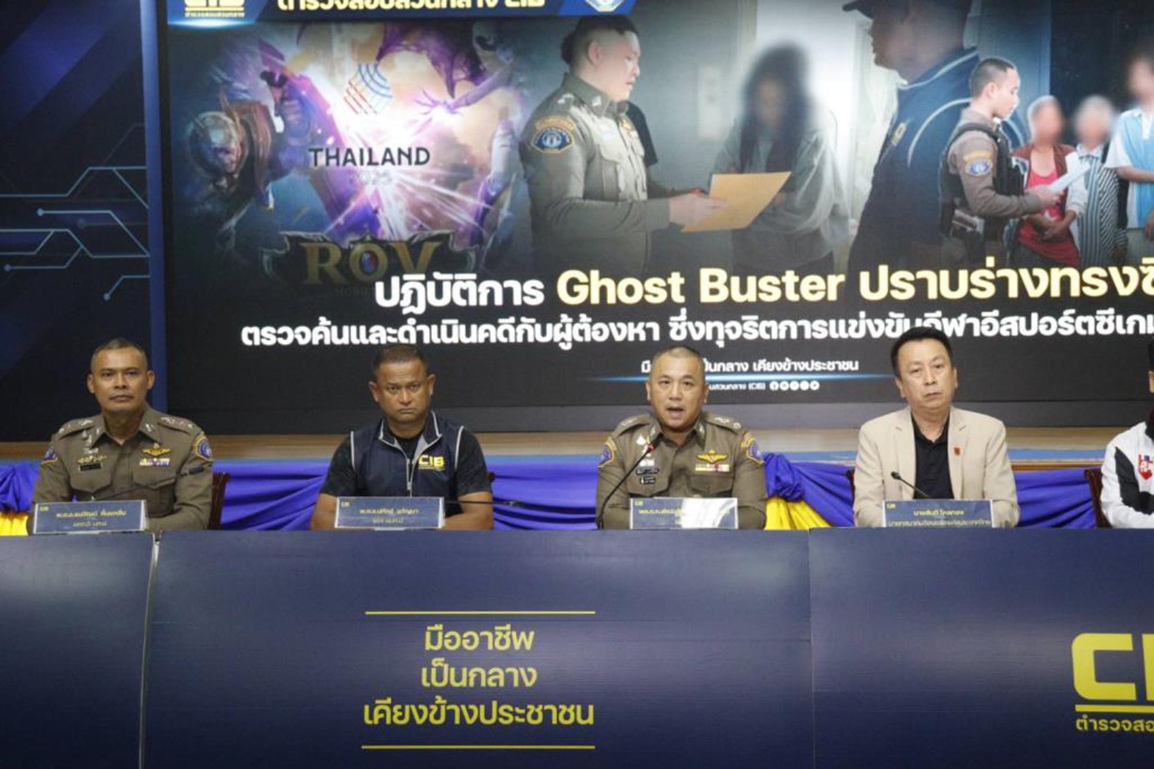 Cảnh sát Thái Lan tổ chức họp báo về việc bắt giữ Naphat Warasin