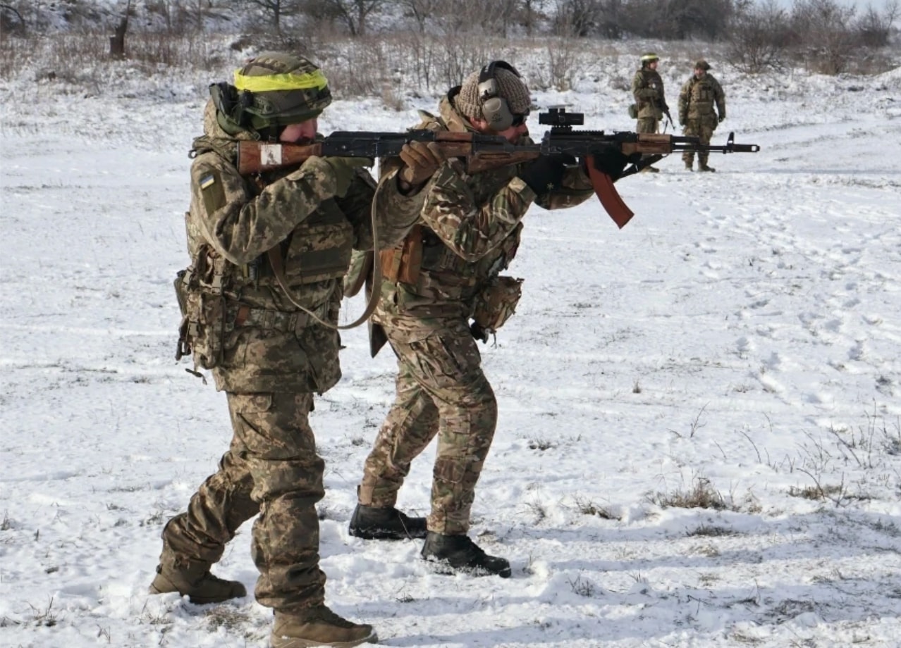 Binh sỹ Ukraine tập trận. Ảnh: AP