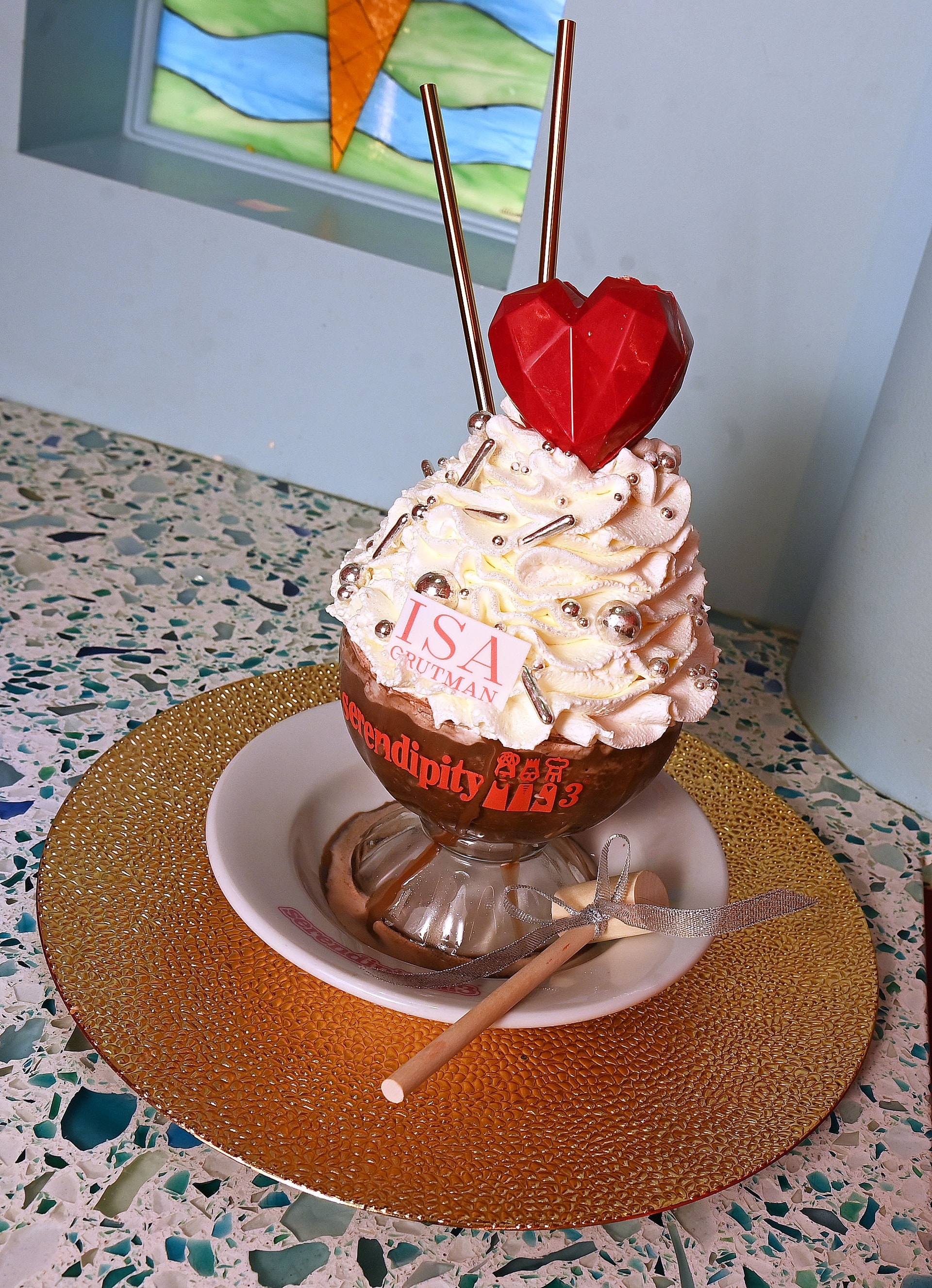 Ly kem lễ Tình nhân chứa kim cương trị giá tới 259 triệu đồng ở Mỹ - 1