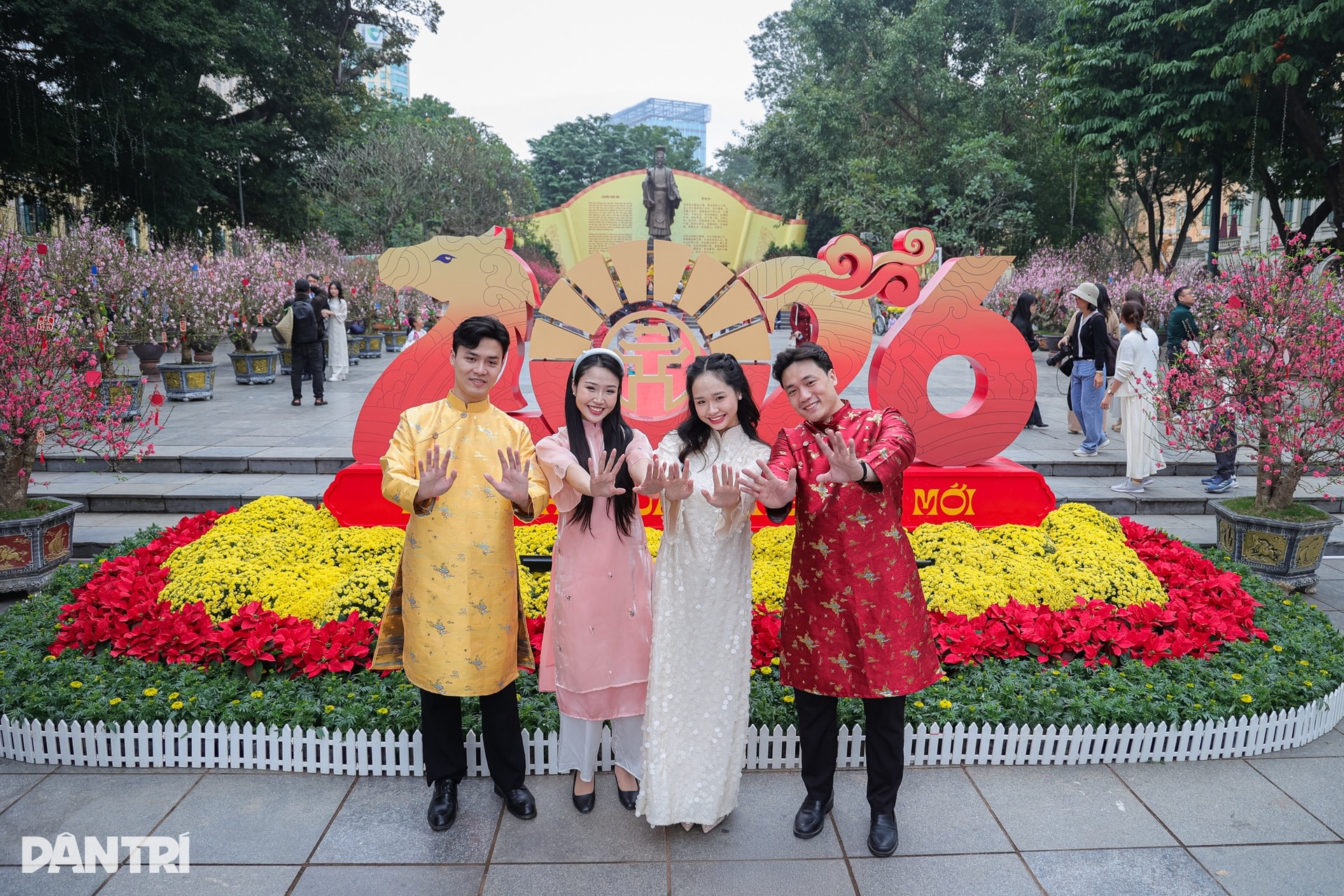 Du khách choáng ngợp không gian xuân Hà Nội - 1