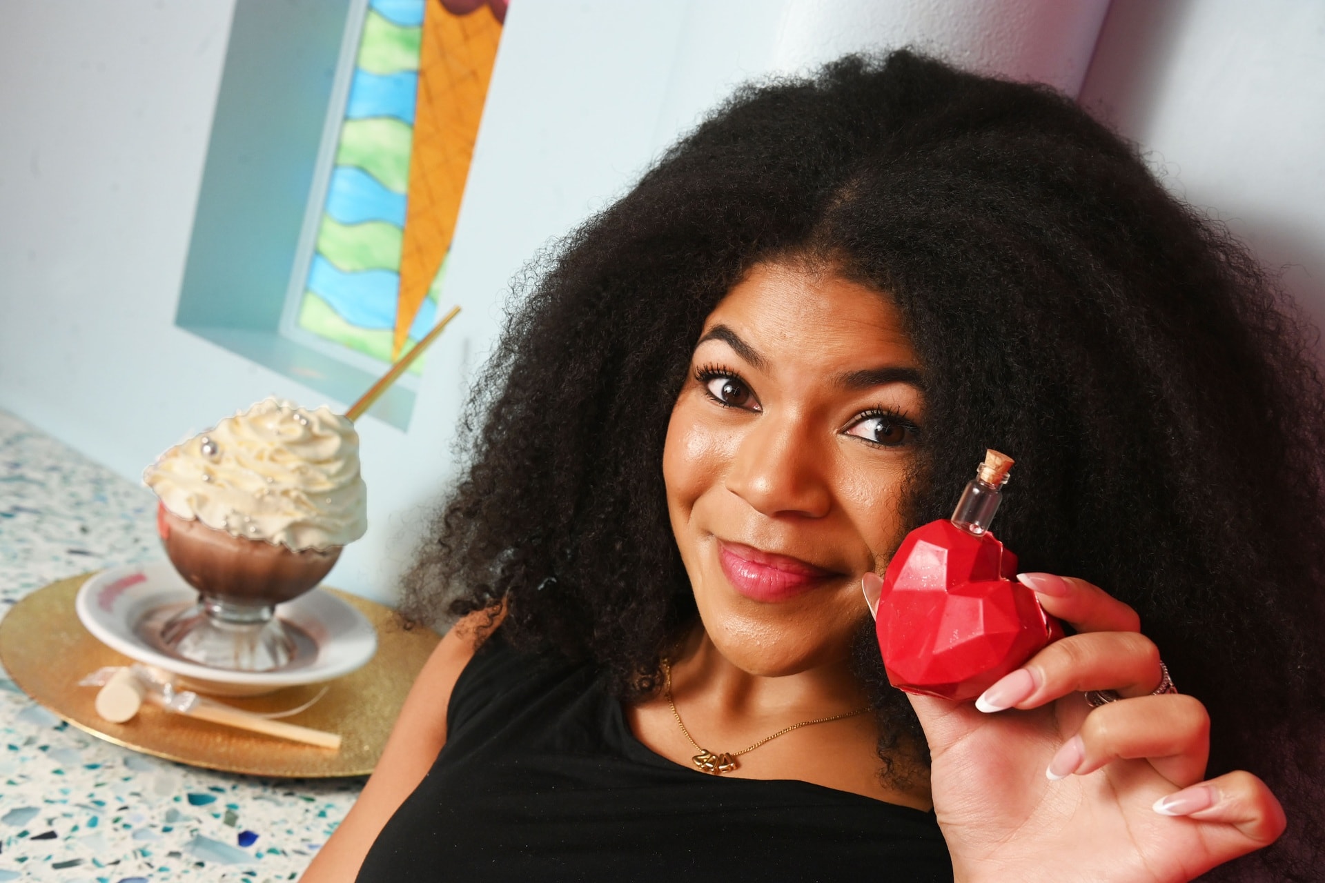 Ly kem lễ Tình nhân chứa kim cương trị giá tới 259 triệu đồng ở Mỹ - 2