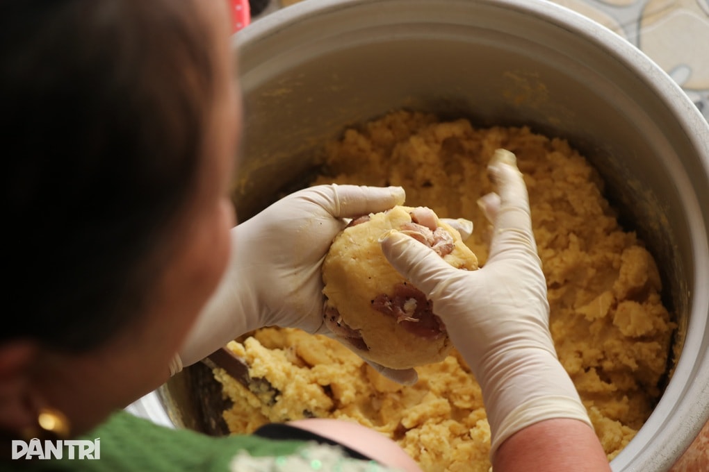 Gọi con từ TPHCM về gói bánh Tết, cả nhà thay nhau chợp mắt - 2