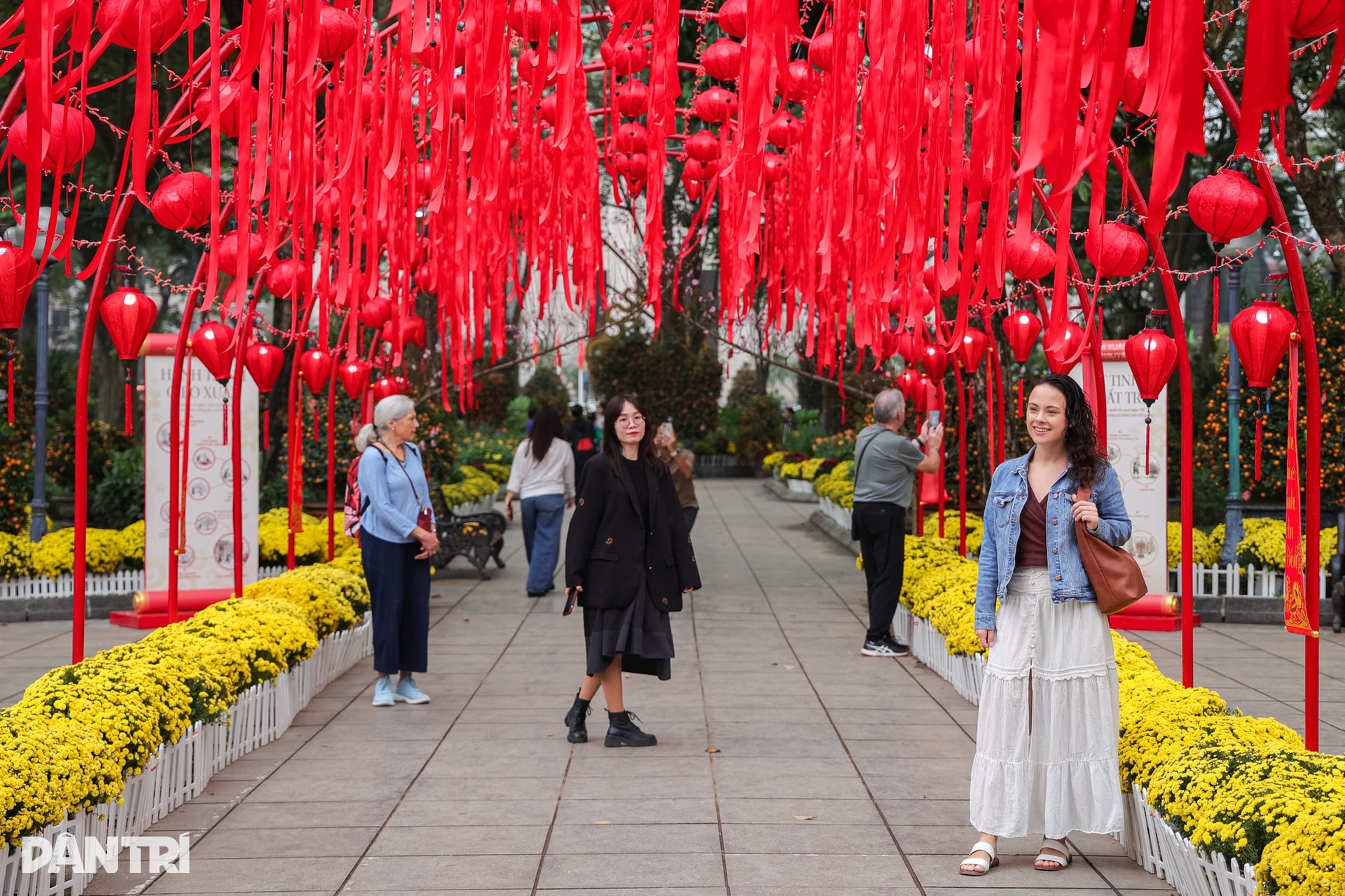 Du khách choáng ngợp không gian xuân Hà Nội - 8