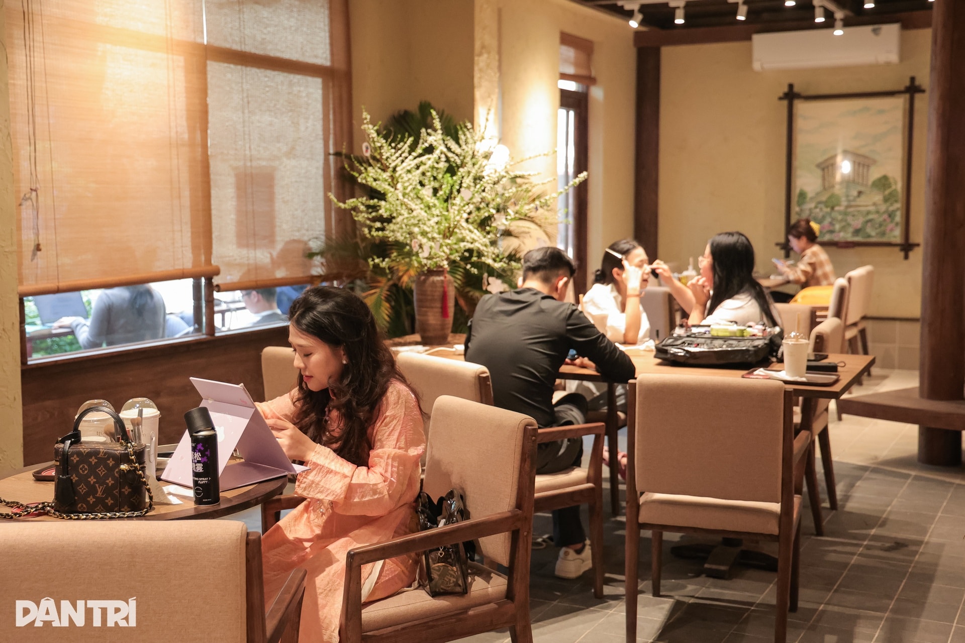 Mời nghệ nhân Hàng Trống vẽ tranh, quán cà phê ở Hà Nội hút khách chụp ảnh - 12 Mời nghệ nhân Hàng Trống vẽ tranh, quán cà phê ở Hà Nội hút khách chụp ảnh - 12