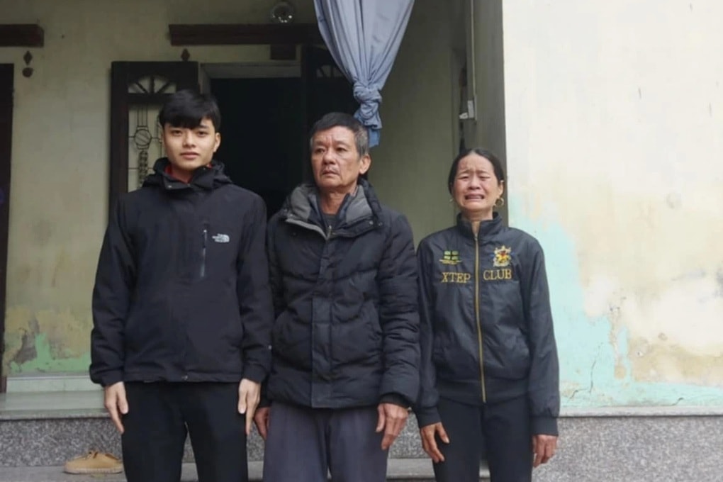 Mẹ nghẹn ngào ôm chầm con trai làm việc ở nước ngoài nói dối Tết không về - 1