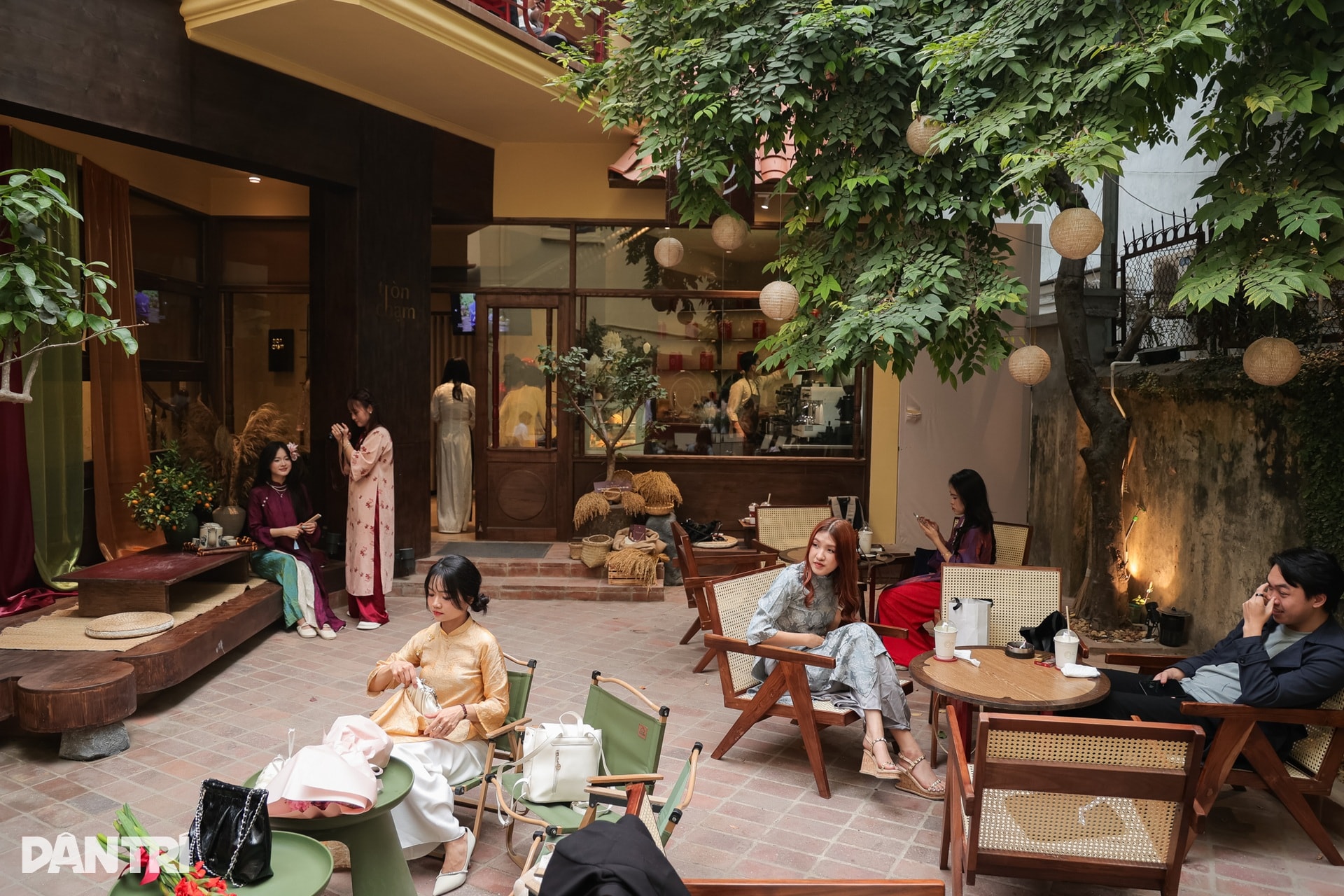 Mời nghệ nhân Hàng Trống vẽ tranh, quán cà phê ở Hà Nội hút khách chụp ảnh - 1 Mời nghệ nhân Hàng Trống vẽ tranh, quán cà phê ở Hà Nội hút khách chụp ảnh - 1