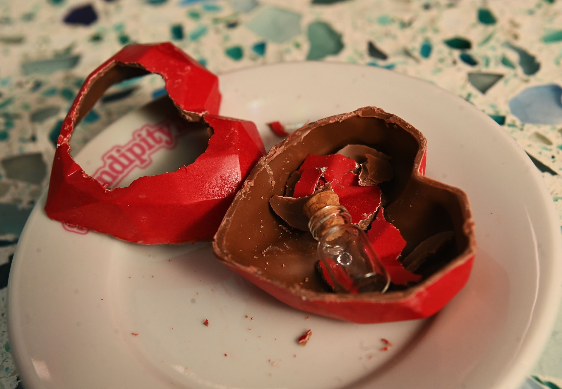 Ly kem lễ Tình nhân chứa kim cương trị giá tới 259 triệu đồng ở Mỹ - 3