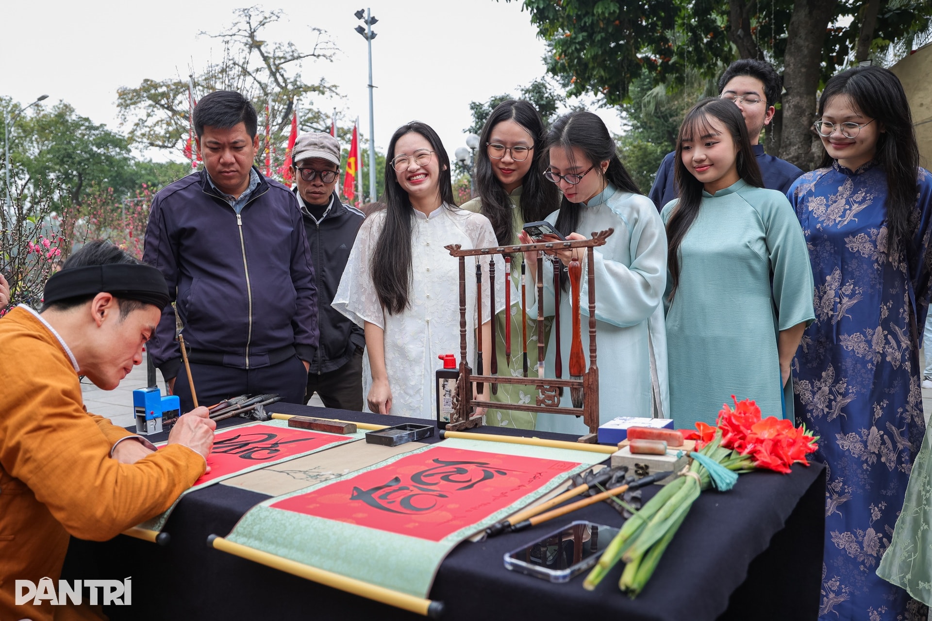 Du khách choáng ngợp không gian xuân Hà Nội - 3