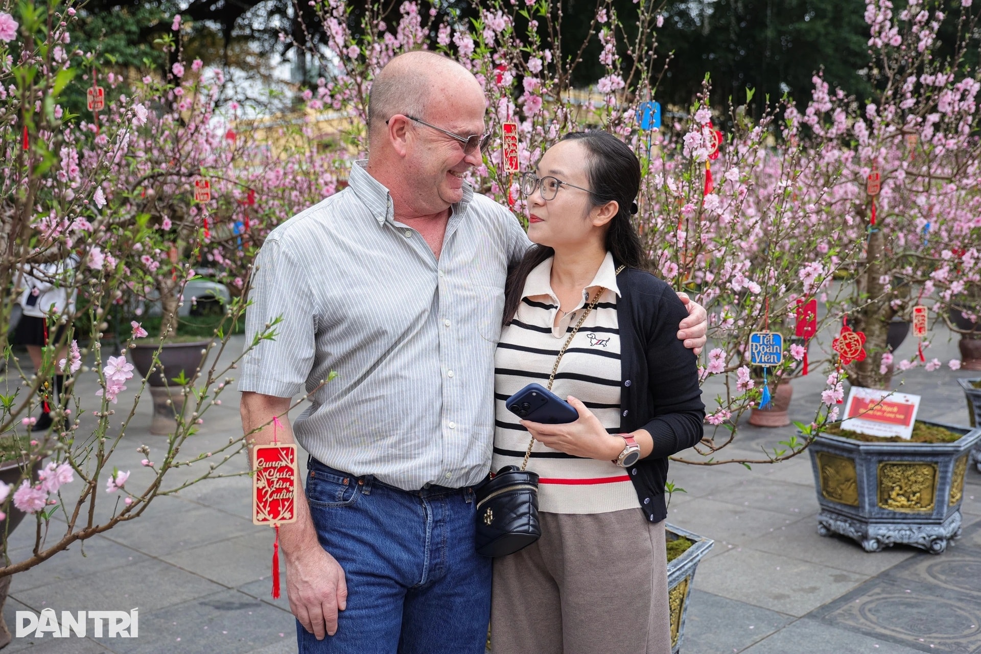 Khách Tây về Việt Nam ăn Tết với vợ, choáng ngợp không gian xuân Hà Nội - 7