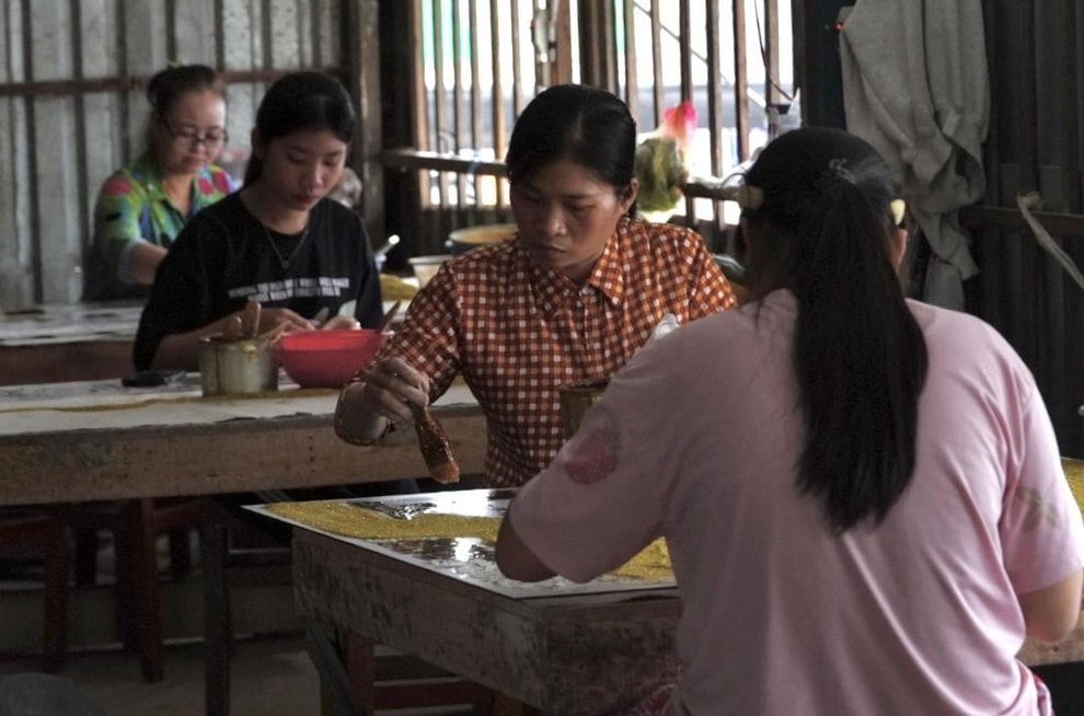 Làng nghề tranh kiếng tất bật ngày cận Tết, thợ làm quên ăn, quên ngủ - 1